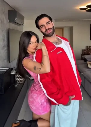 O casal brindou com vinho na jacuzzi, encerrando a comemora&ccedil;&atilde;o de forma &iacute;ntima e especial. (Foto: Instagram)