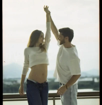 Camila Queiroz e Klebber Toledo anunciam primeira gravidez: "Esperando o amor da nossa vida&rdquo; (Foto: Instagram)