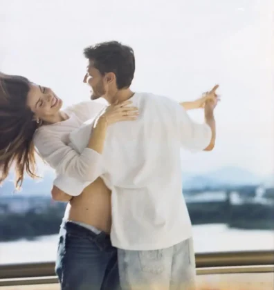 Camila Queiroz e Klebber Toledo anunciaram a primeira gravidez do casal nas redes sociais. (Foto: Instagram)