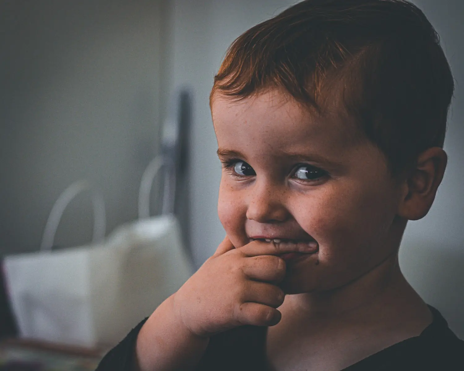 Crianças pequenas já são capazes de mentir com criatividade (Créditos: Unsplash / Callum Hill)