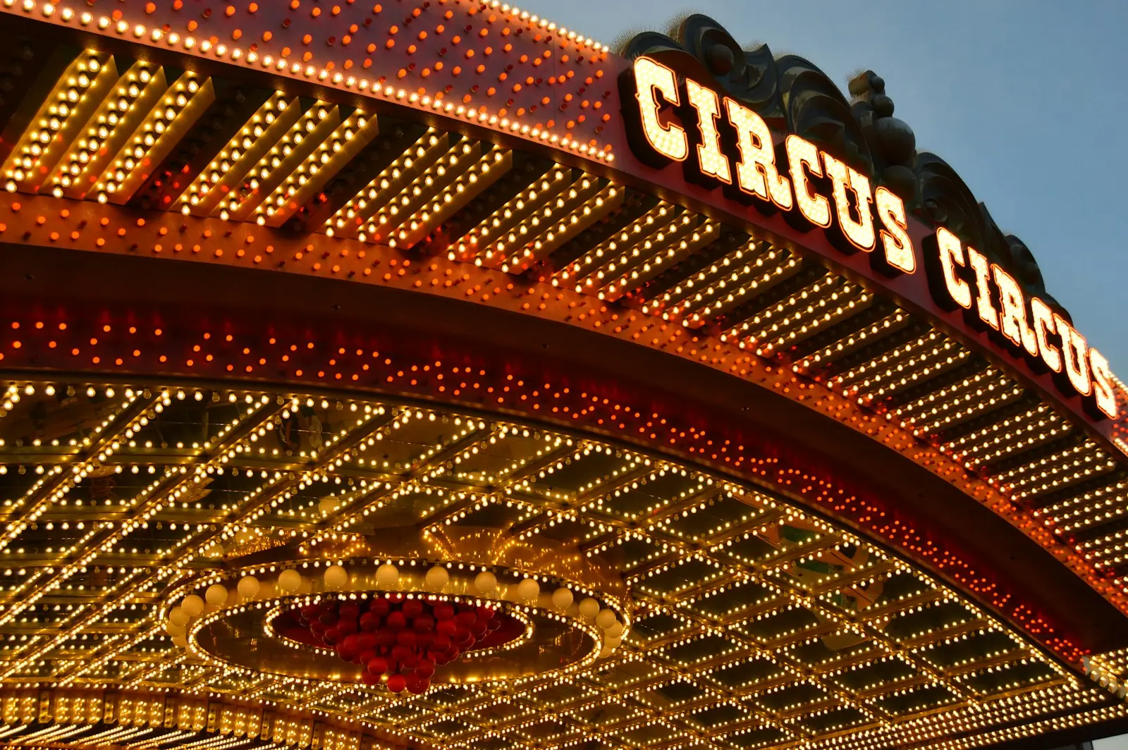 Circo alemão abre caminho para o futuro do entretenimento. (Créditos: Unsplash / William Fitzgibbon)