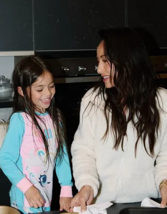 Sabrina Sato recebe aulas de ingl&ecirc;s da filha Zoe e relembra entrevista com Justin Bieber: &ldquo;Me d&aacute; gatilhos&rdquo; (Foto: Instagram)