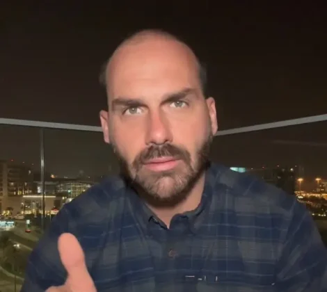 Eduardo Bolsonaro est&aacute; mais pr&oacute;ximo de perder o mandato por conta de faltas (Foto: Instagram)